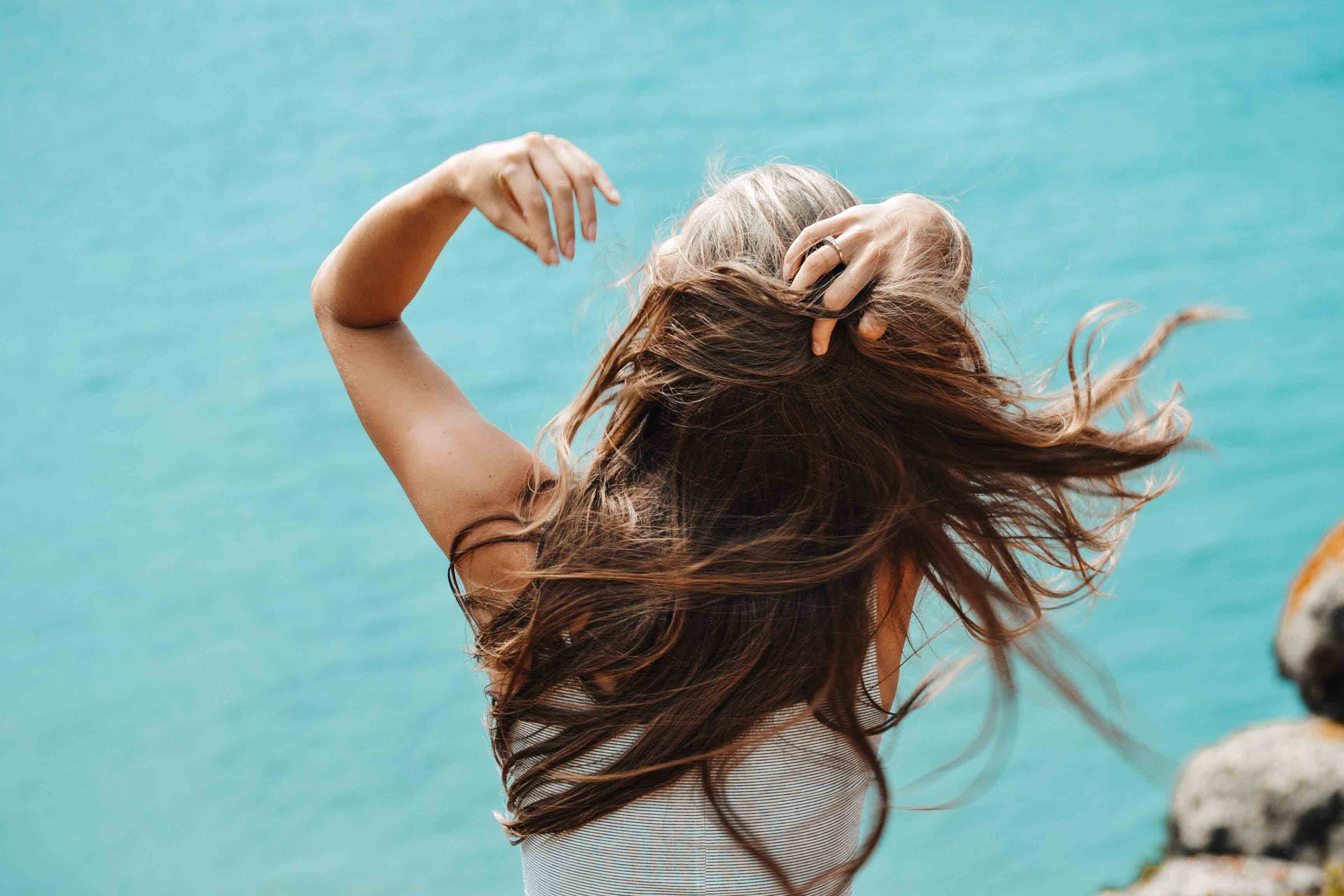 alone-back-view-brunette-2867899-3